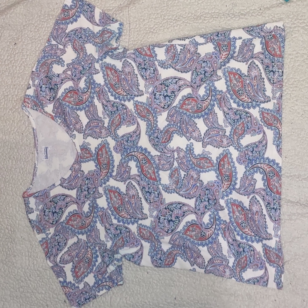 Nwot Basic editions paisley top size large